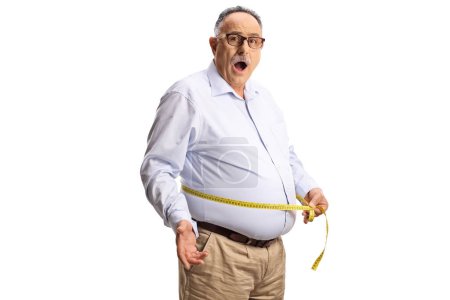 Téléchargez les photos : Shocked mature man measuring waist with a tape isolated on white background - en image libre de droit