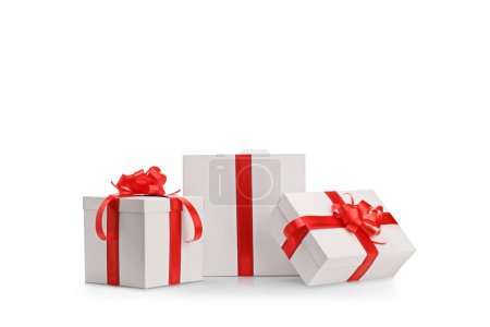 Téléchargez les photos : Present boxes with red ribbon in different sizes isolated on white backgroun - en image libre de droit