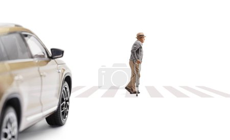 Foto de Coche esperando a un anciano con muletas para cruzar sobre una cebra peatonal aislada sobre fondo blanco - Imagen libre de derechos