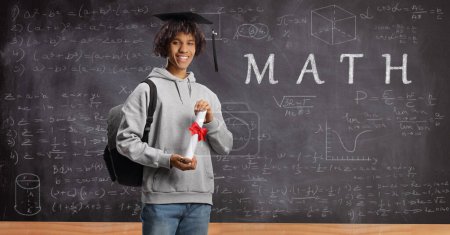 Foto de Estudiante afroamericano con diploma y posando frente a una pizarra con fórmulas matemáticas - Imagen libre de derechos