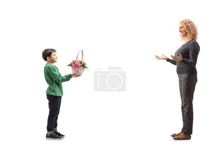 Foto de Niño dando flores a una mujer aislada sobre fondo blanco - Imagen libre de derechos
