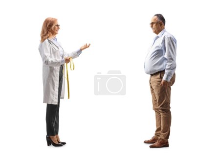 Téléchargez les photos : Plan complet d'une nutritionniste parlant à un homme mature isolé sur fond blanc - en image libre de droit