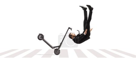 Téléchargez les photos : Homme d'affaires culbutant avec un scooter électrique sur un passage pour piétons isolé sur fond blanc - en image libre de droit