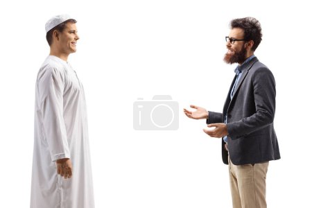 Téléchargez les photos : Plan du profil d'un jeune homme en vêtements ethniques blancs et d'un homme barbu ayant une conversation isolé sur fond blanc - en image libre de droit