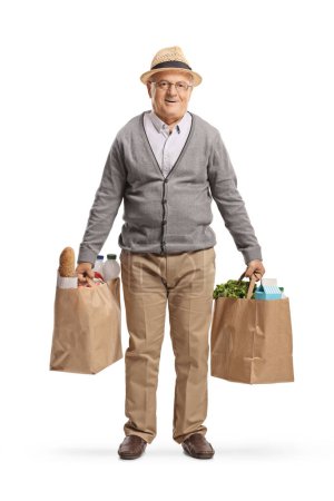 Foto de Retrato de cuerpo entero de un anciano sosteniendo bolsas aisladas sobre fondo blanco - Imagen libre de derechos
