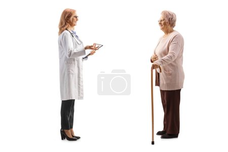 Téléchargez les photos : Plan complet du profil d'une femme médecin parlant à une patiente âgée isolée sur fond blanc - en image libre de droit