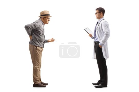 Téléchargez les photos : Plan de profil complet d'un homme âgé souffrant de maux de dos parlant à un médecin isolé sur fond blanc - en image libre de droit