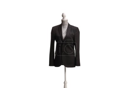 Téléchargez les photos : Poupée mannequin avec un costume noir isolé sur fond blanc - en image libre de droit