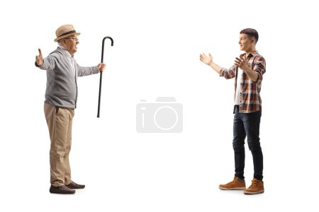 Téléchargez les photos : Grand-père excité avec les bras grands ouverts attendant de serrer petit-fils adolescent isolé sur fond blanc - en image libre de droit