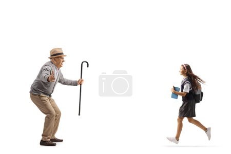 Téléchargez les photos : Grand-père attendant de câliner écolière petite-fille isolée sur fond blanc - en image libre de droit