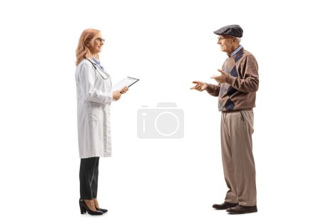 Téléchargez les photos : Plan complet du profil d'une patiente âgée parlant à une femme médecin isolée sur fond blanc - en image libre de droit