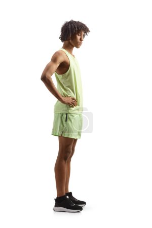 Foto de Foto de perfil completo de un joven afroamericano en ropa deportiva aislado sobre fondo blanco - Imagen libre de derechos