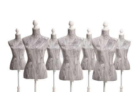 Téléchargez les photos : Photo studio de nombreux mannequins de torse de tailleur isolés sur fond blanc - en image libre de droit