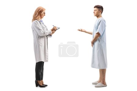 Téléchargez les photos : Prise de vue complète du profil d'une femme médecin parlant à un jeune homme hospitalisé isolé sur fond blanc - en image libre de droit