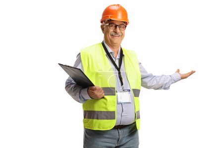 Téléchargez les photos : Homme ingénieur mature avec un gilet de sécurité montrant à la main isolé sur fond blanc - en image libre de droit