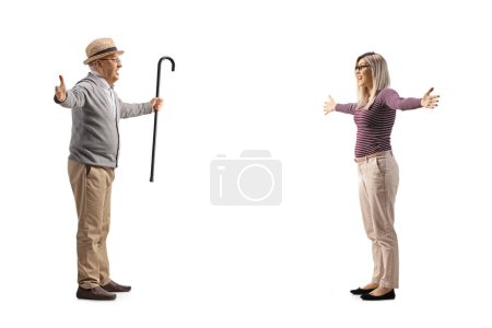 Téléchargez les photos : Jeune femme et homme âgé debout avec les bras grands ouverts isolés sur fond blanc - en image libre de droit