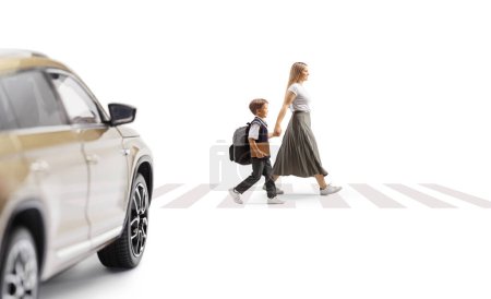Téléchargez les photos : Photo de profil pleine longueur d'une femme traversant la rue avec un enfant et une voiture qui attendent au passage à niveau pour piétons isolés sur fond blanc - en image libre de droit