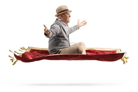 Téléchargez les photos : Plan du profil d'un homme âgé volant avec un tapis de velours rouge et un bonheur gestuel isolé sur fond blanc - en image libre de droit