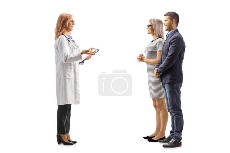 Téléchargez les photos : Plan complet du profil d'une femme médecin parlant à un jeune couple isolé sur fond blanc - en image libre de droit