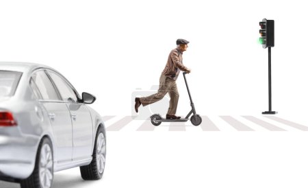 Téléchargez les photos : Conduite automobile et un homme âgé chevauchant un scooter électrique à un passage pour piétons isolé sur fond blanc - en image libre de droit