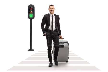 Foto de Retrato completo de un hombre de negocios con una maleta cruzando la calle en un peatón aislado sobre fondo blanco - Imagen libre de derechos