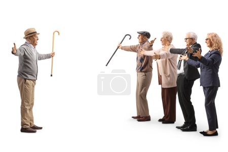Téléchargez les photos : Profil complet d'un homme âgé rencontrant sa famille isolé sur fond blanc - en image libre de droit