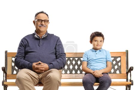 Foto de Alegre hombre maduro y un niño sentado en un banco y mirando a la cámara aislada sobre fondo blanco - Imagen libre de derechos