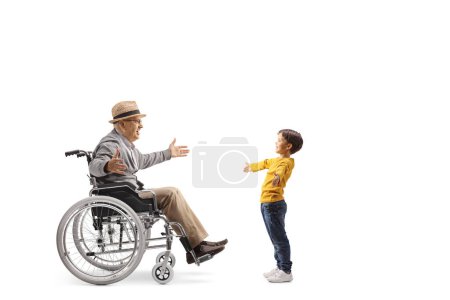 Foto de Anciano sentado en silla de ruedas y esperando abrazar a su nieto aislado sobre fondo blanco - Imagen libre de derechos