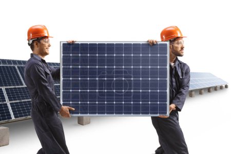 Foto de Trabajadores de la fábrica caminando y llevando un panel solar aislado sobre fondo blanco - Imagen libre de derechos