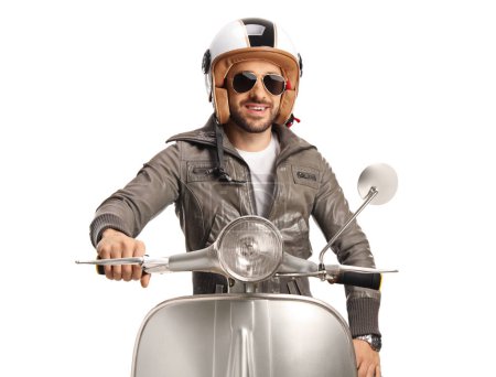 Téléchargez les photos : Homme en veste de cuir assis sur un scooter isolé sur fond blanc - en image libre de droit