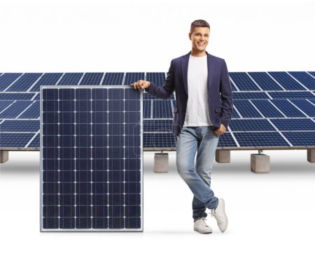 Foto de Hombre casual apoyado en un panel solar y sonriendo aislado sobre fondo blanco - Imagen libre de derechos
