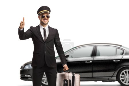 Téléchargez les photos : Chauffeur portant une valise et gestualisant un pouce vers le haut signe isolé sur fond blanc - en image libre de droit