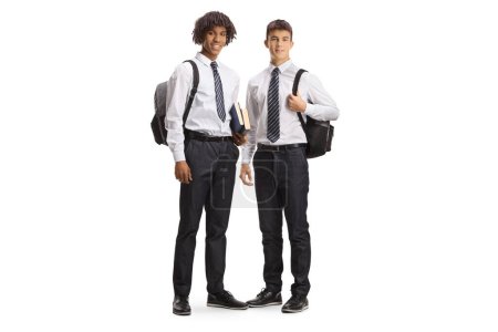 Estudiantes varones caucásicos y afroamericanos en uniformes universitarios aislados sobre fondo blanco