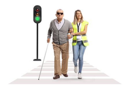 Foto de Trabajadora comunitaria ayudando a un anciano ciego a cruzar la calle aislado sobre fondo blanco - Imagen libre de derechos