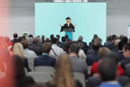 Téléchargez les photos : Une doyenne d'université prononce un discours dans une salle devant un auditoire - en image libre de droit