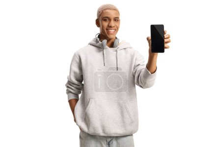 Téléchargez les photos : Africain américain gars avec les cheveux blanchis tenant un smartphone isolé sur fond blanc - en image libre de droit