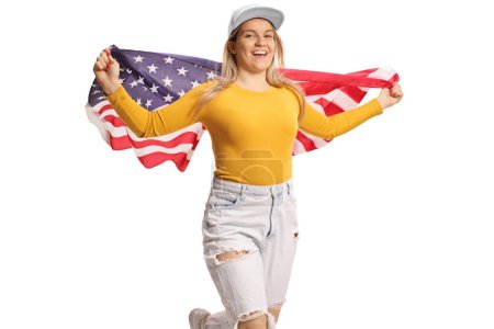 Téléchargez les photos : Jeune femme occasionnelle agitant un drapeau des États-Unis et courant isolé sur fond blanc - en image libre de droit