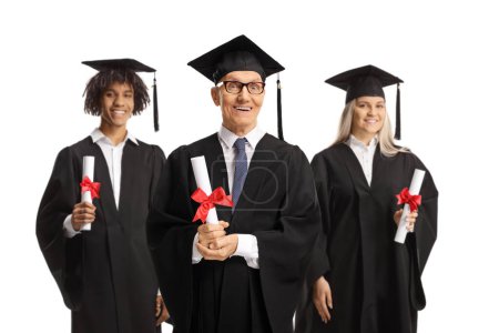 Téléchargez les photos : Homme âgé et étudiants diplômés en robes titulaires de diplômes isolés sur fond blanc - en image libre de droit