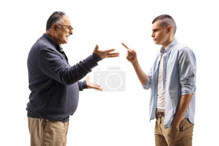 Foto de Hombre joven y anciano con un conflicto aislado sobre fondo blanco - Imagen libre de derechos