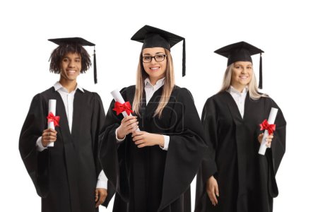 Téléchargez les photos : Étudiants diplômés posant avec un diplôme dans les mains isolés sur fond blanc - en image libre de droit