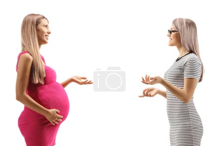 Foto de Perfil de una mujer embarazada conversando con otra mujer aislada sobre fondo blanco - Imagen libre de derechos