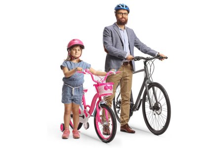 Téléchargez les photos : Père et fille debout à côté de vélos isolés sur fond blanc - en image libre de droit