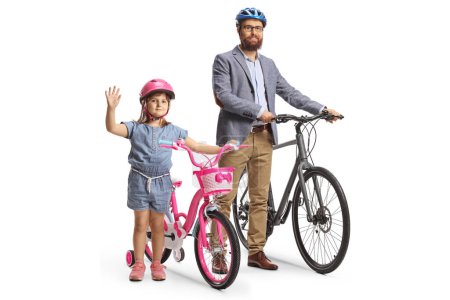 Téléchargez les photos : Petite fille agitant et debout à côté d'un homme avec un vélo isolé sur fond blanc - en image libre de droit