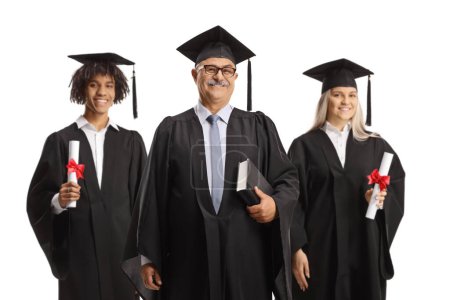 Téléchargez les photos : Doyen de l'université et étudiants diplômés posant dans des robes isolées sur fond blanc - en image libre de droit