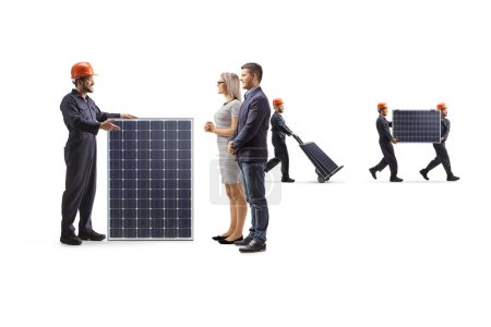 Téléchargez les photos : Ouvrier d'usine avec un panneau solaire parlant à des clients isolés sur fond blanc - en image libre de droit