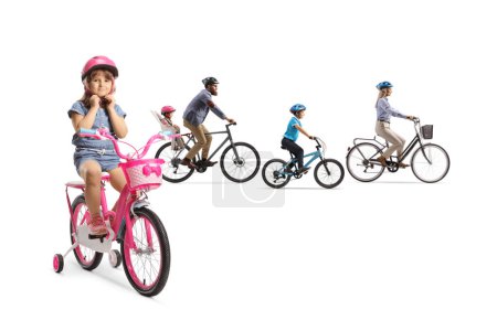 Foto de Bicicletas familiares y una niña pequeña con una bicicleta que se pone un casco aislado sobre fondo blanco - Imagen libre de derechos