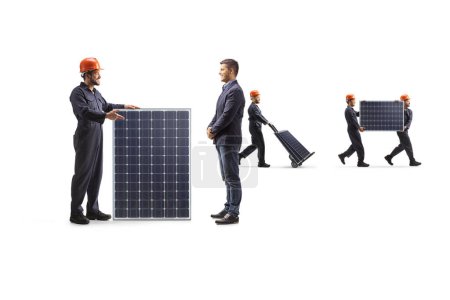 Foto de Trabajador de fábrica con panel fotovoltaico hablando con un hombre aislado sobre fondo blanco - Imagen libre de derechos