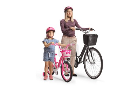 Foto de Niño y madre con cascos y de pie con bicicletas aisladas sobre fondo blanco - Imagen libre de derechos