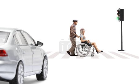 Foto de Anciano empujando a una joven en silla de ruedas en un cruce peatonal aislado sobre fondo blanco - Imagen libre de derechos