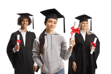 Téléchargez les photos : Heureux étudiants diplômés détenant des certificats isolés sur fond blanc - en image libre de droit